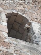 Castillo de La Guardia. Torre del Homenaje. Ventana con sus goznes