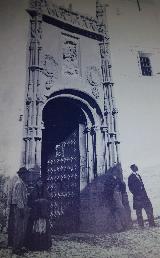 Iglesia de la Magdalena. 1862. Se pueden ver los aldabones perdidos y una pastira en la izquierda