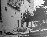 Iglesia de la Magdalena. Foto antigua. Fuente adosada a la Iglesia de la Magdalena, el agua sobrante serva para regar las huertas