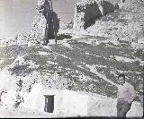 Muralla de Jan. Foto antigua. Muralla y casas cueva. IEG