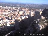 Muralla de Jan. Torren del Arco. Se pude observar la equidistancia de los torreones.