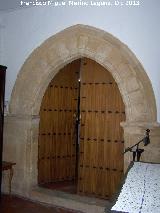 Iglesia de San Benito. Puerta de la sacrista de arco apuntado