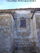 Iglesia de San Benito. Contrafuertes y ventana