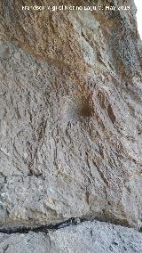 Pinturas rupestres de la Cueva de los Molinos. Hornacina en la pared derecha tallada a modo de los molinos