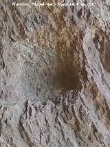 Pinturas rupestres de la Cueva de los Molinos. Hornacina de la pared derecha tallada a modo de los molinos
