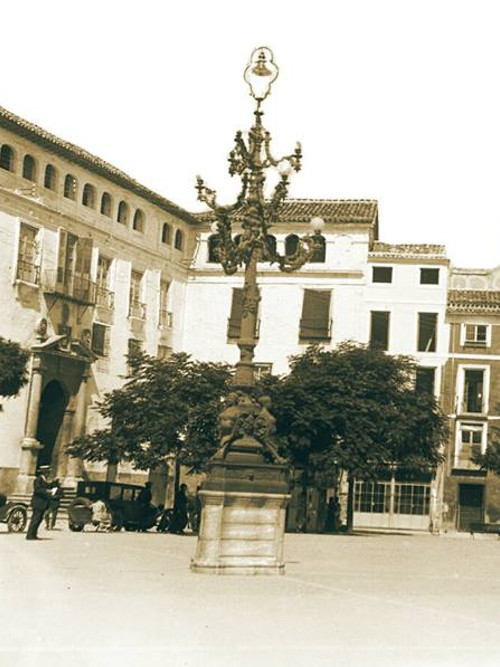 Farola de San Agustn - Farola de San Agustn. Foto antigua. En la Plaza de Santa Mara