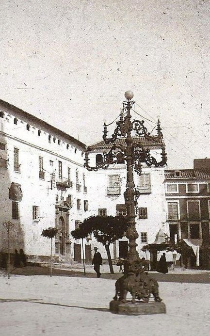 Farola de la Magdalena - Farola de la Magdalena. Foto antigua en la Plaza de Santa Mara
