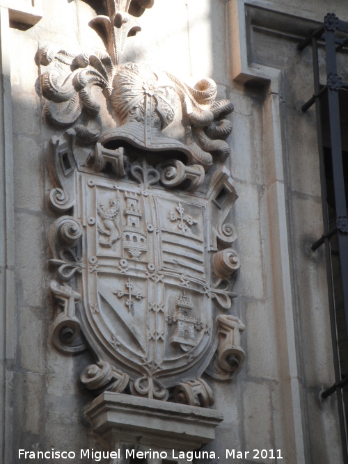 Palacio de los Vlez - Palacio de los Vlez. Escudo derecho de los linajes de Aranda; el 2 y 3 cuarteles pertenecen a las armas del linaje Muoz. El 4 cuartel es por Molina.