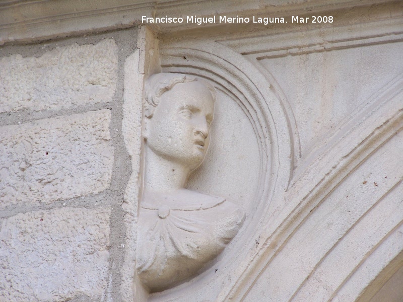 Palacio de Los Vilches - Palacio de Los Vilches. Primer relieve por la izquierda de la fachada