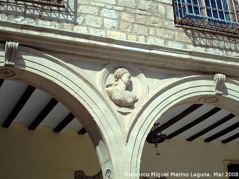 Palacio de Los Vilches - Palacio de Los Vilches. Cuarto relieve por la derecha de la fachada