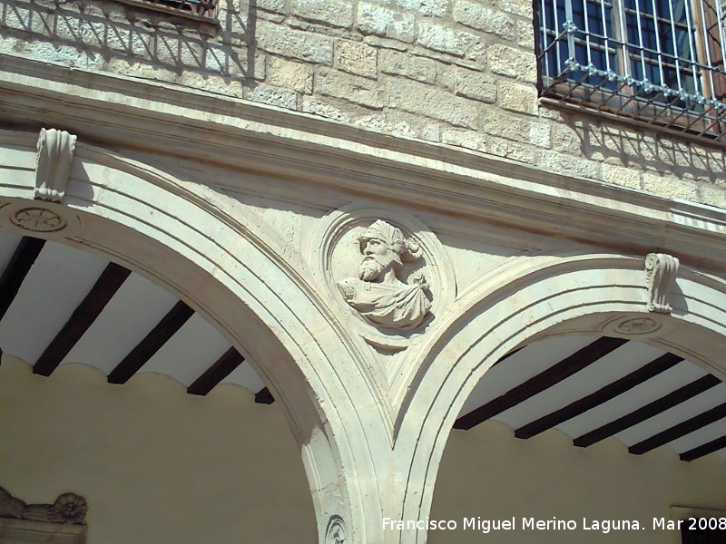 Palacio de Los Vilches - Palacio de Los Vilches. Tercer relieve por la derecha de la fachada