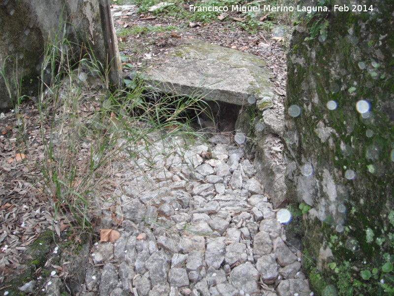 Canal empedrado de la Cueva del Balneario - Canal empedrado de la Cueva del Balneario. Donde el arroyo se hace subterrneo