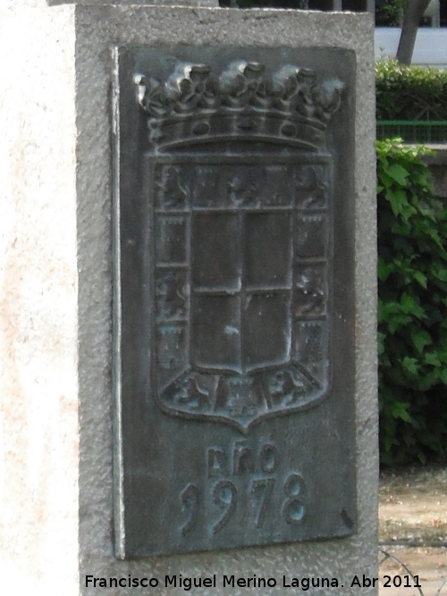 Monumento a Emilio Cebrin - Monumento a Emilio Cebrin. Escudo de Jan y fecha