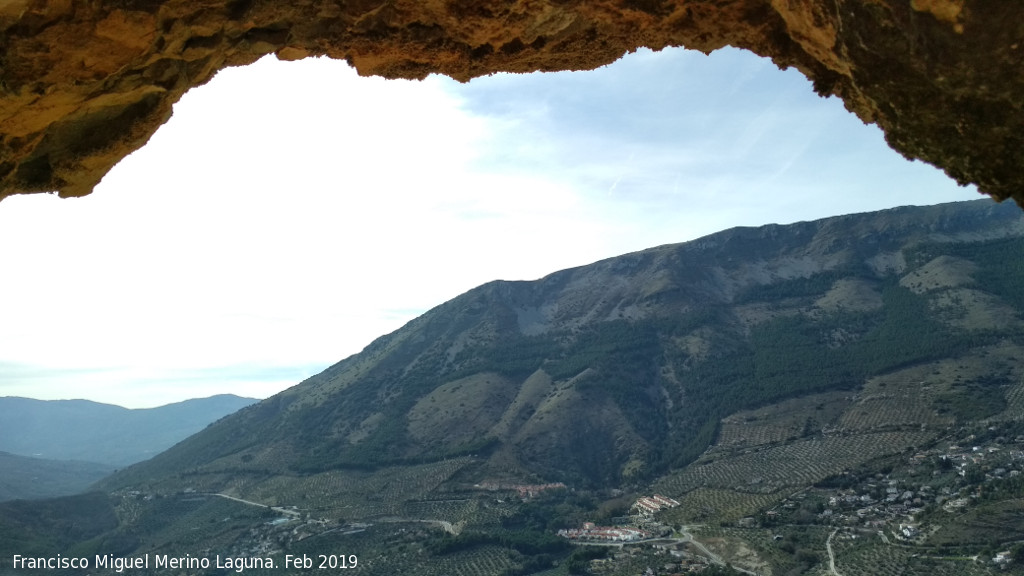 La Pea - La Pea. Vistas hacia Jabalcuz desde un abrigo de la cara oeste