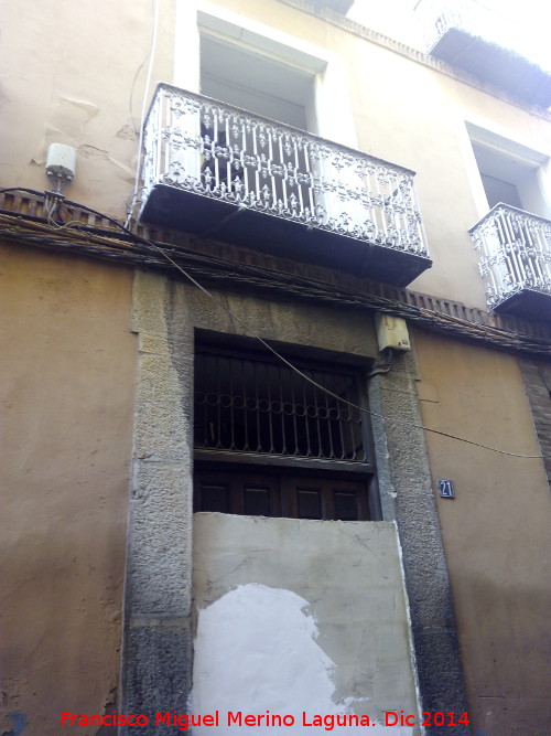 Edificio de la Calle Almendros Aguilar n 21 - Edificio de la Calle Almendros Aguilar n 21. Portada y balcn
