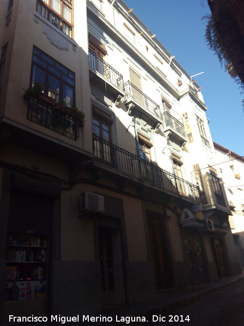 Edificio de la Calle Almendros Aguilar n 27 - Edificio de la Calle Almendros Aguilar n 27. Fachada