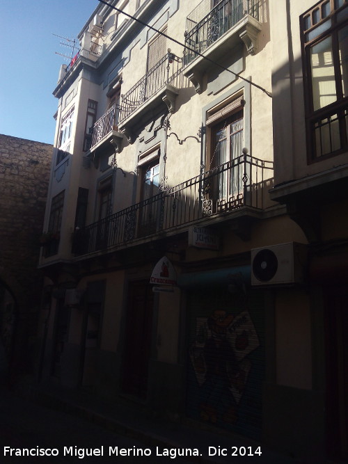 Edificio de la Calle Almendros Aguilar n 27 - Edificio de la Calle Almendros Aguilar n 27. Fachada