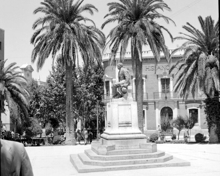 Plaza de la Constitucin - Plaza de la Constitucin. Foto antigua. Monumento a Bernab Soriano