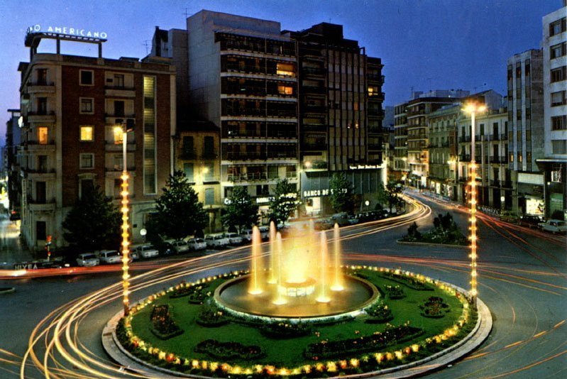 Plaza de la Constitucin - Plaza de la Constitucin. Vista nocturna cuando tena su fuente y circulaban los coches