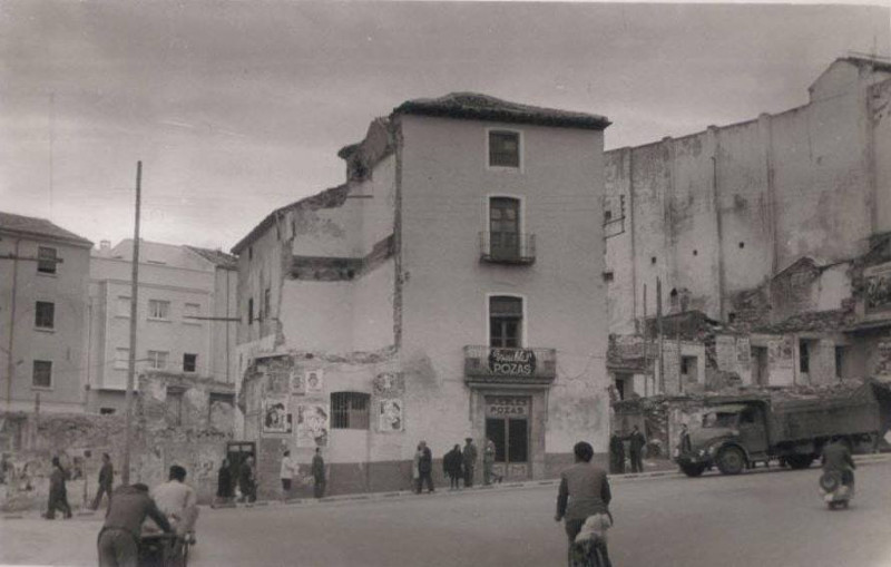 Plaza de la Constitucin - Plaza de la Constitucin. Foto antigua. Muebles Pozas en sus comienzos