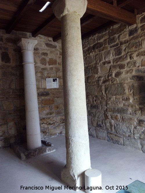 Torreparedones. Santuario Ibero - Torreparedones. Santuario Ibero. Al fondo la columna diosa