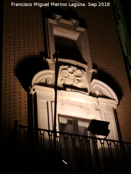 Edificio de la Caja de Ahorros de Crdoba - Edificio de la Caja de Ahorros de Crdoba. Bajorelieve de noche