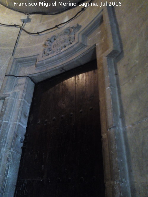 Catedral de Jaén. Escalera de Caracol de la Torre Norte - Catedral de Jaén. Escalera de Caracol de la Torre Norte. Puerta con el año 1717