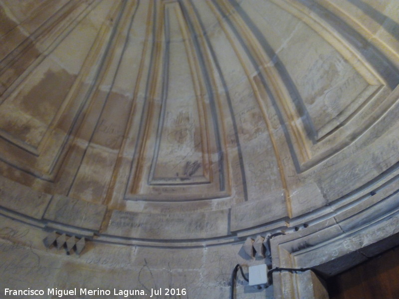 Catedral de Jaén. Escalera de Caracol de la Torre Norte - Catedral de Jaén. Escalera de Caracol de la Torre Norte. Graffitis en la cúpula