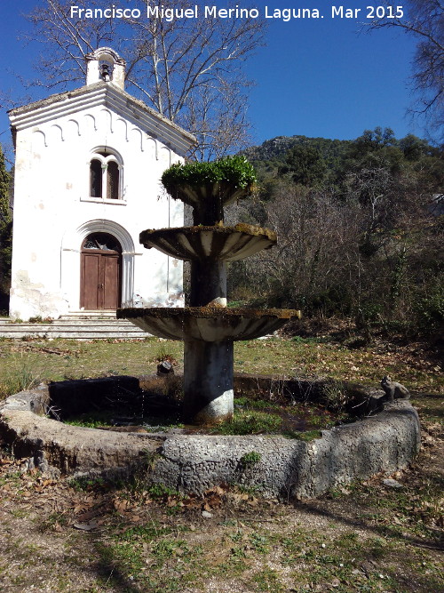 Iglesia de Mata Bejid - Iglesia de Mata Bejid. Con la fuente de las ranas