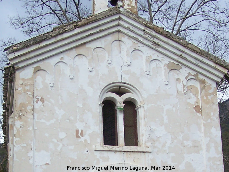Iglesia de Mata Bejid - Iglesia de Mata Bejid. Arcos y ventana con parteluz