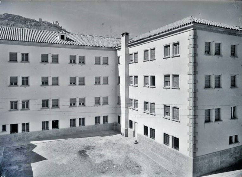 Edificio del Centro de Salud Virgen de la Capilla - Edificio del Centro de Salud Virgen de la Capilla. Centro de Salud, ao 1952. Fotografa de Juan Miguel Pando Barrero. Archivo Fototeca Patrimonio Histrico