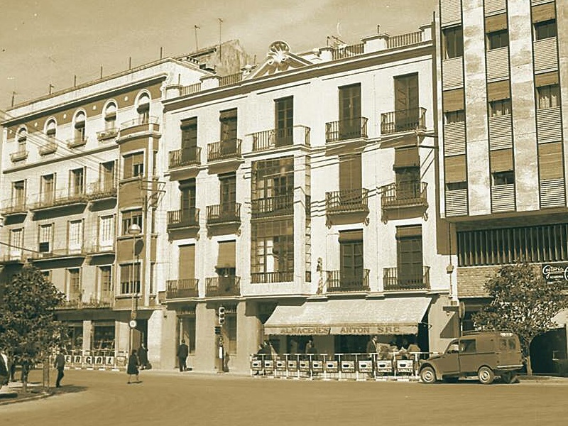 Edificio de la Plaza de la Constitucin n 8 - Edificio de la Plaza de la Constitucin n 8. Foto antigua