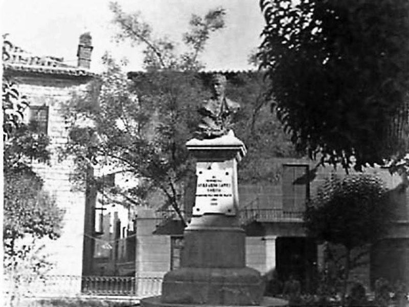 Plaza de los Jardinillos - Plaza de los Jardinillos. Foto antigua. Monumento a Bernardo Lpez