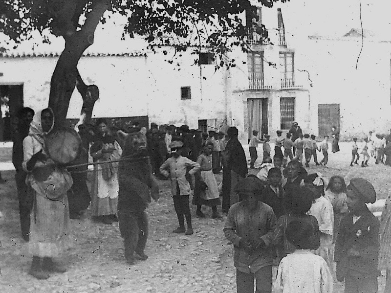 Plaza de San Agustn - Plaza de San Agustn. Foto antigua. Grupo de gitanos con un oso