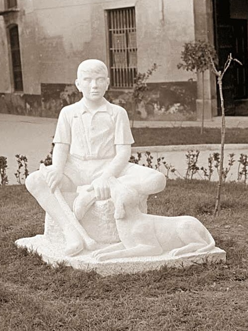 Escultura Golfillo sentado con su perro - Escultura Golfillo sentado con su perro. Foto antigua