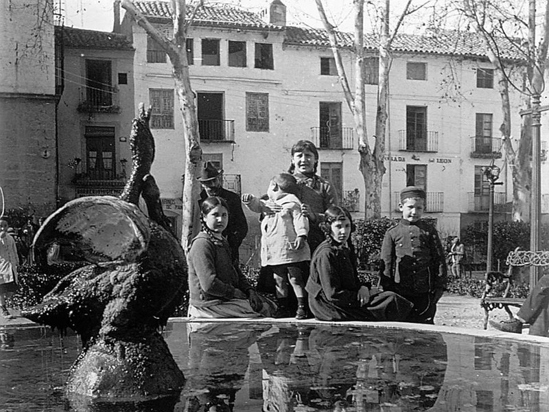 Fuente del Pato - Fuente del Pato. Foto antigua. En la Plaza Den Mazas