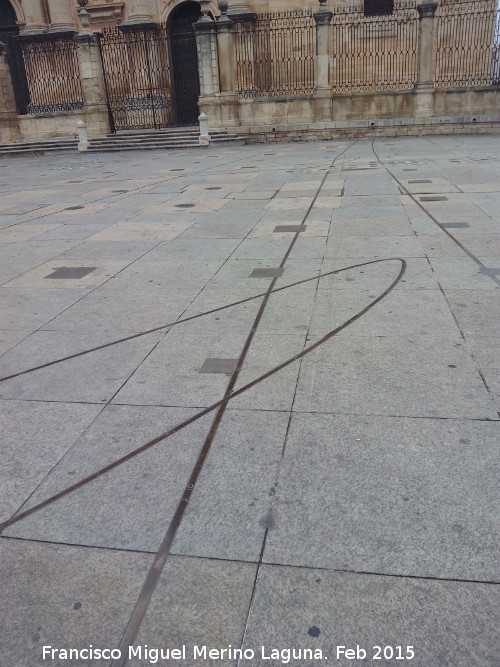 Plaza de Santa Mara - Plaza de Santa Mara. Lneas del reloj de sol y cuadrados que representan una prolongacin de la Catedral