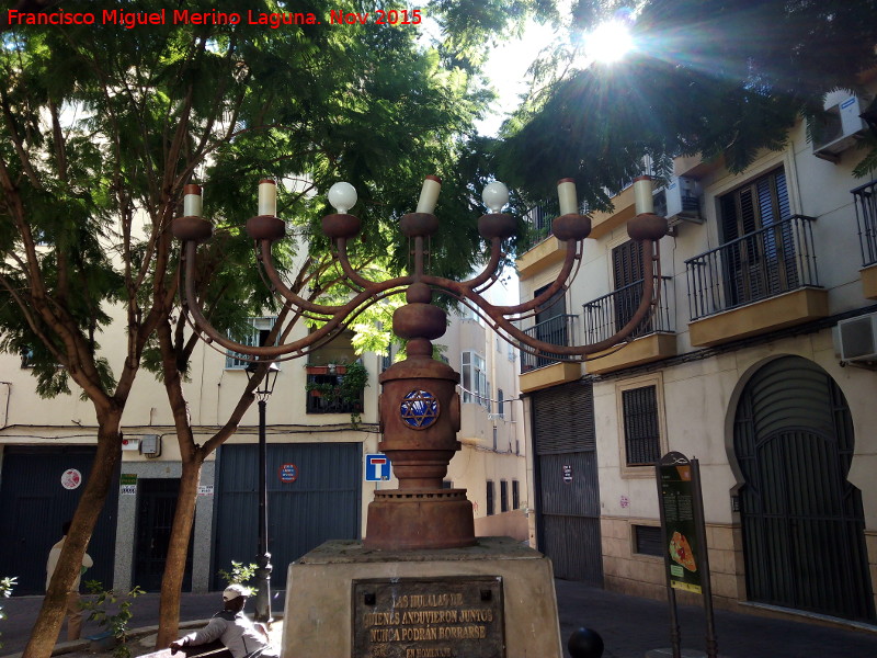 Monumento a la Dispora Sefard - Monumento a la Dispora Sefard. Le han puesto unas bombillas!