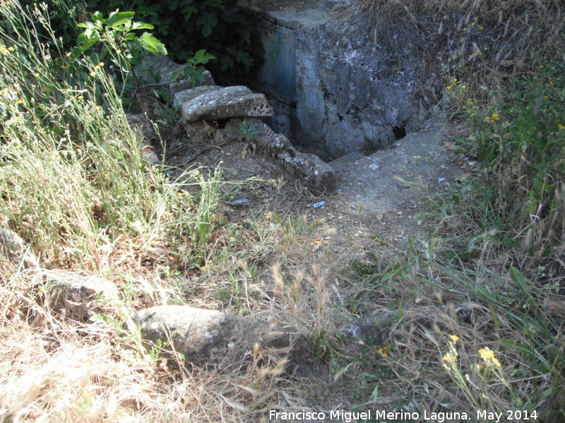 Fuente de El Acebuche - Fuente de El Acebuche. Lajas de piedra formando un semicrculo