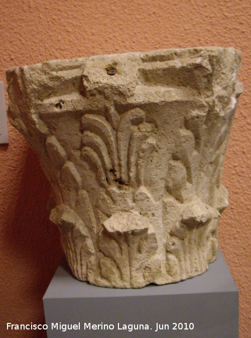 Fuente de la Magdalena - Fuente de la Magdalena. Capitel romano descubierto durante la excavacin de 1969 por Luis Berges Roldn. Museo Provincial
