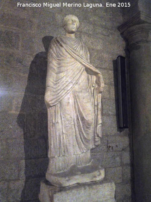Fuente de la Magdalena - Fuente de la Magdalena. Escultura romana descubierta durante la excavacin de 1969 por Luis Berges Roldn. Museo Provincial