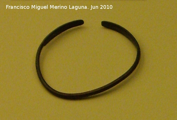 Fuente de la Magdalena - Fuente de la Magdalena. Pulsera romana de bronce. Museo Provincial