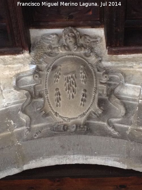 Real Monasterio de Santa Clara - Real Monasterio de Santa Clara. Escudo de las cinco llagas en el claustro