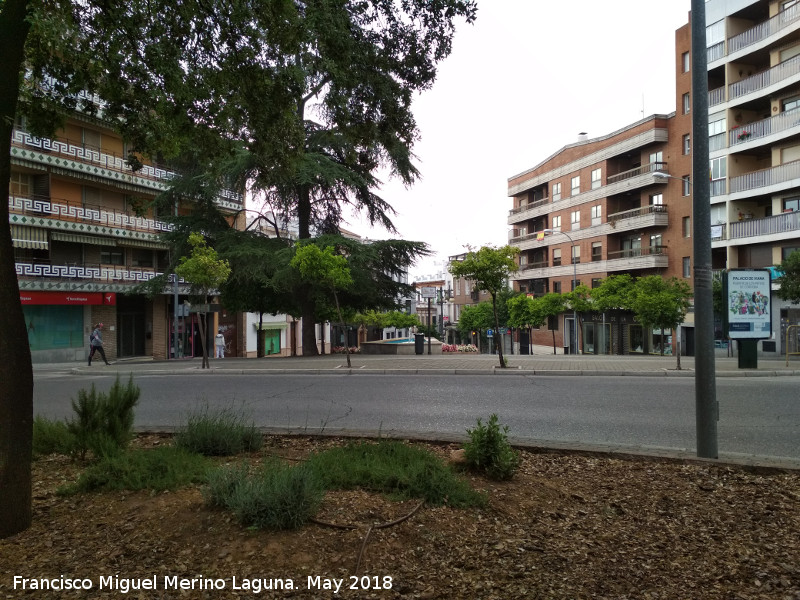 Plaza de Coln - Plaza de Coln. Extremo triangular en cuesta hacia la Calle Isabel Losa