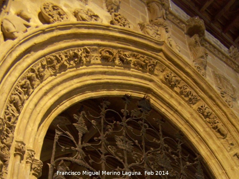 Colegiata de Santa Mara de los Reales Alczares. Capilla de los Becerra - Colegiata de Santa Mara de los Reales Alczares. Capilla de los Becerra. Arco con representaciones de animales