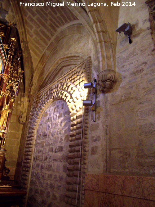 Colegiata de Santa Mara de los Reales Alczares. Capilla de la Virgen de Guadalupe - Colegiata de Santa Mara de los Reales Alczares. Capilla de la Virgen de Guadalupe. Segunda portada de bolas cegada