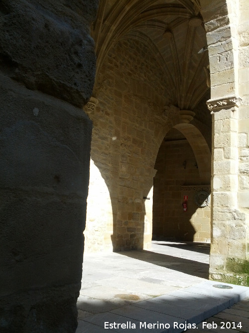 Colegiata de Santa Mara de los Reales Alczares. Claustro - Colegiata de Santa Mara de los Reales Alczares. Claustro. 