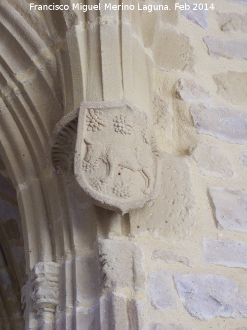 Colegiata de Santa Mara de los Reales Alczares. Claustro - Colegiata de Santa Mara de los Reales Alczares. Claustro. Escudo del Cannigo Becerra