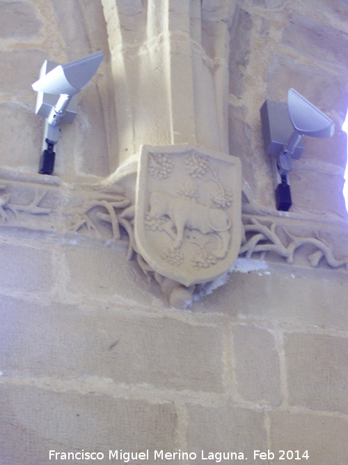 Colegiata de Santa Mara de los Reales Alczares. Claustro - Colegiata de Santa Mara de los Reales Alczares. Claustro. Escudo del Cannigo Becerra