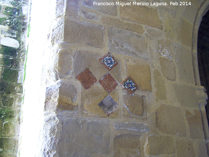 Colegiata de Santa Mara de los Reales Alczares. Claustro - Colegiata de Santa Mara de los Reales Alczares. Claustro. Azulejos en cruz